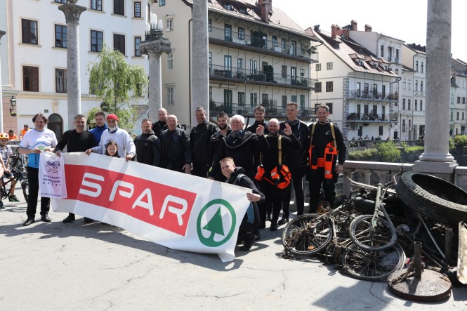 Potapljači med 35. čistilno akcijo iz Ljubljanice odstranili 800 kg odpadkov