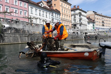 Potapljači med 35. čistilno akcijo iz Ljubljanice odstranili 800 kg odpadkov