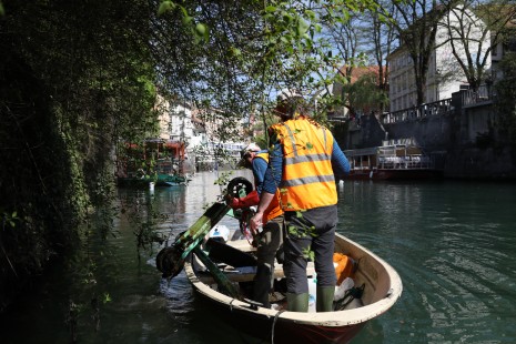 Potapljači med 35. čistilno akcijo iz Ljubljanice odstranili 800 kg odpadkov