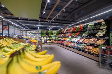 Sodobno oblikovan oddelek sadja in zelenjave