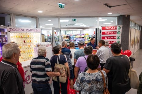 Supina ljudi ob odprtju trgovine SPAR partner v Šentjurju 