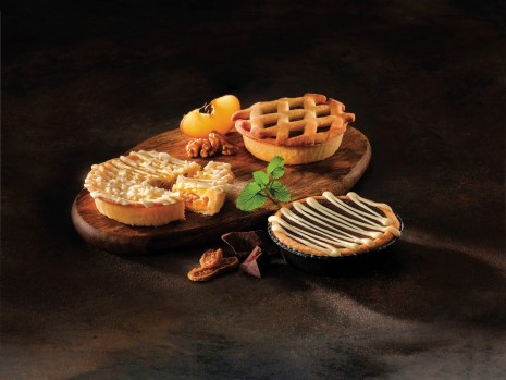 SPAR PREMIUM pite - jabolčna z orehi, čokoladna s figami v refošku, cheesecake z breskvami