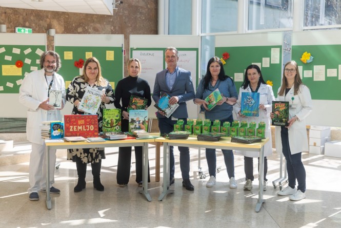 Donacijo je sprejelo strokovno vodstvo Pediatrične klinike Ljubljana ter vodja šole in vrtca