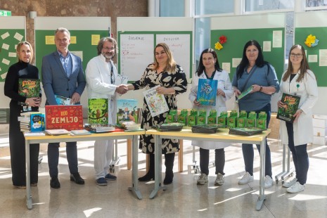 Nataša Purgaj, vodja projektov v Spar Slovenija se rokuje z dr. Markom Pokornom, vodjo Pediatrične klinike LJ