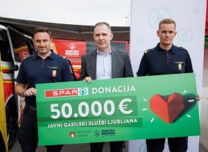 Tine Juvan, poveljnik Gasilke zveze Ljubljana, David Kovačič, glavni izvršni direktor SPAR Slovenija, in Anže Bitenc, predsednik Gasilske zveze Ljubljana