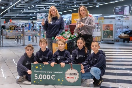 Anina zvezdica z otroci in donacijo