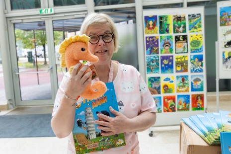 Spar Slovenija Pediatrično kliniko UKC Ljubljana obdaril z albumi Stickermania in igračami