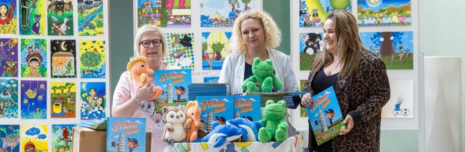 Spar Slovenija Pediatrično kliniko UKC Ljubljana obdaril z albumi Stickermania in igračami