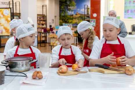 Osnovnošolci kuhajo jedi na žlico v Cityparku v Ljubljani