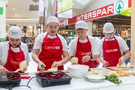 Osnovnošolci kuhajo jedi na žlico v Cityparku v Ljubljani