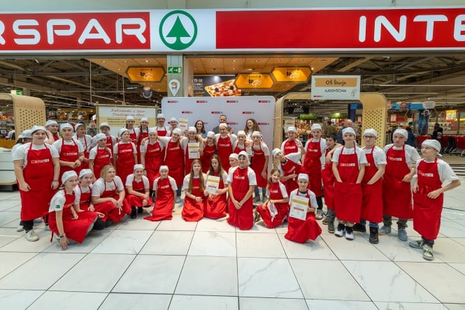 Spar Slovenija podpira mlade kuharske talente pri ohranjanju kulinarične tradicije Osnovnošolci kuhajo jedi na žlico v Cityparku v Ljubljani
