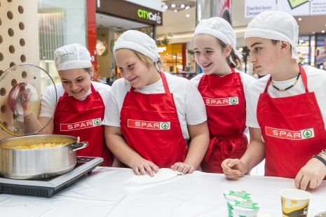 Osnovnošolci kuhajo jedi na žlico v Cityparku v Ljubljani
