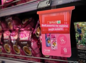 SPAR Slovenija s 1500 nakupovalnimi košaricami opozarja na 1500 žensk, ki vsako leto zbolijo za rakom dojk