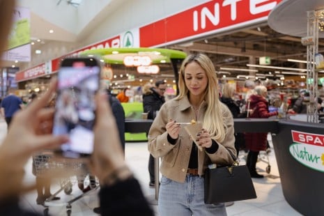 Lara Jerin pri promocijski stojnici, kjer so pripravljali carski praženec