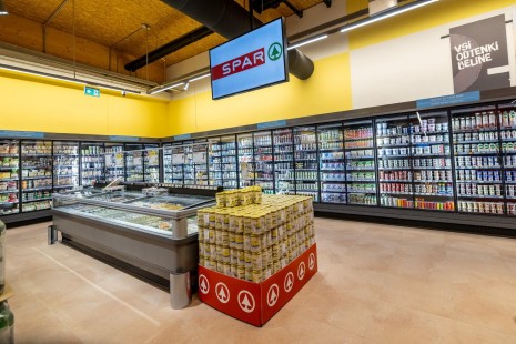 Nova trgovina SPAR Ajdovščina, oddelek z zaprtimi hladilniki in zamrzovalnimi omarami