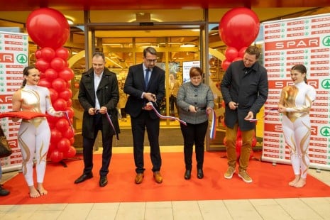 Otvoritev trgovine SPAR Ajdovščina, župan občine Ajdovšlina in vodstvo Spara režejo otvoritveni trak