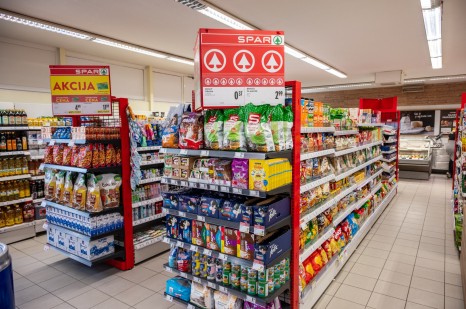 Prodajne police trgovine SPAR Parner v Kozjem