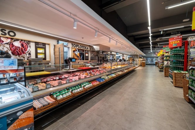 SPAR Magdalena - notranjost trgovine oddelek toploteke in mesnine