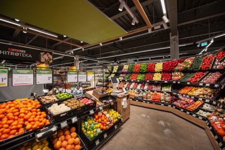 Oddelek sadja in zelenjave v trgovini SPAR Portorož