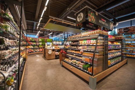 Oddelek SPAR hitroteke v trgovini SPAR Portorož