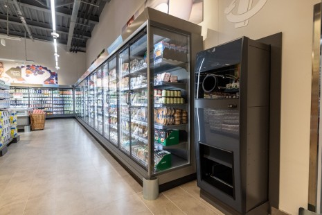 Tako kot večina trgovin SPAR in INTERSPAR ima trgovina urejeno zbiranje povratne steklene embalaže v avtomatu