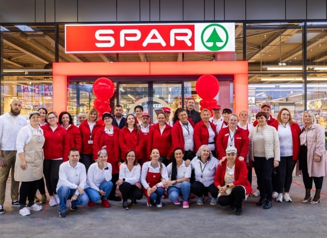 V trgovini za kakovostno ponudbo in prijetno nakupovalno vzdušje skrbi 32 zaposlenih