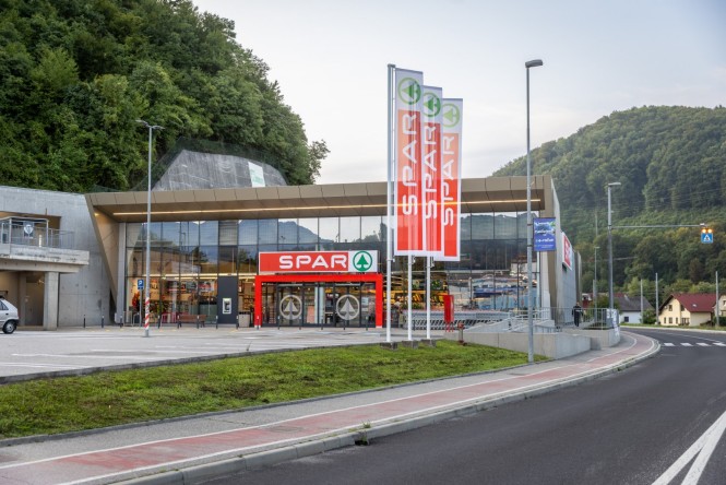 Prenovljena trgovina SPAR Sevnica, zunanjost trgovine