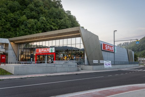Prenovljena trgovina SPAR Sevnica, zunanjost trgovine