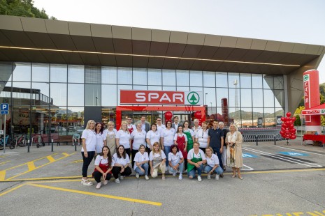 Prenovljena trgovina SPAR Sevnica, zaposleni pred trgovino