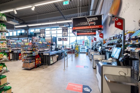 Prenovljena trgovina SPAR Sevnica, samopostrežne blagajne