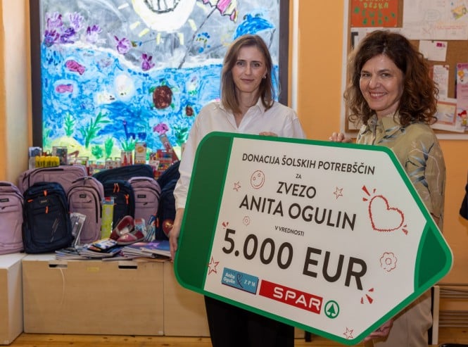 Donacijo je sekretarki Zveze AO Tanji Petek predala Lea C. Acman, Spar Slovenija