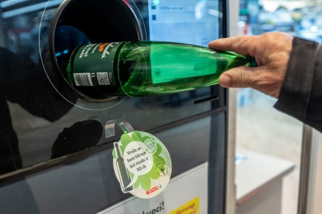 Odlaganje steklenice v avtomat za povratne steklenice