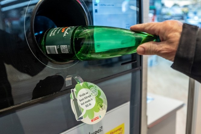 Odlaganje steklenice v avtomat za povratne steklenice
