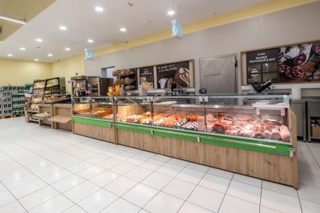 Postrežni oddelek ponuja sveže pečen kruh in dobro založeno delikateso