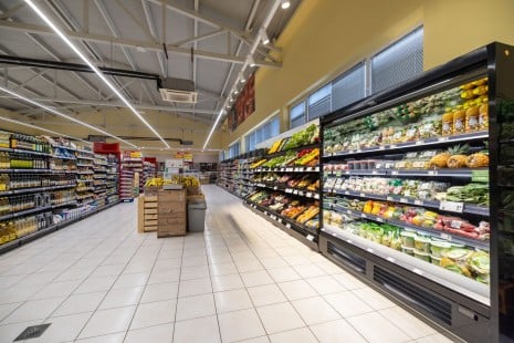 Trgovina ponuja široko paleto kakovostnih živilskih izdelkov priznanih blagovnih znamk ter izdelkov lastne blagovne znamke SPAR