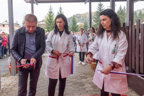 Vodja franšiz v podjetju SPAR Slovenija, Matic Kerpan, je trgovino slavnostno odprl skupaj z zaposlenima trgovine Haložanka