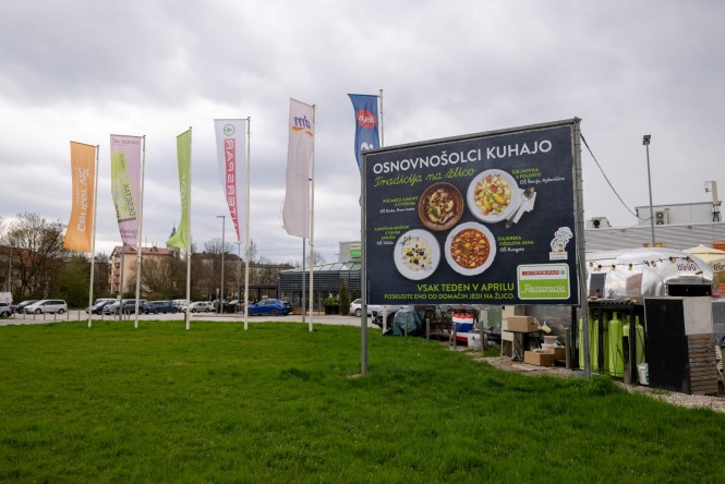 Jumbo plakat restavracije Interspar o tradicionalnih slovenskih jedeh osnovnošolcev
