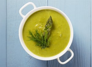 Špargljeva juha na modri leseni podlagi