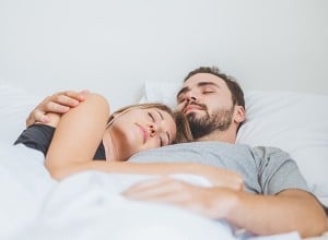 Par spi v postelji