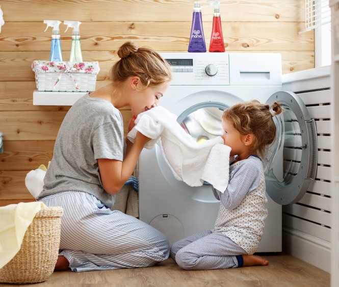 Mama in hči vonjata sveže perilo