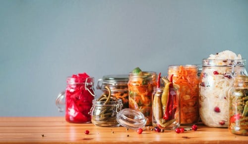 Stekleni kozarci s fermentirano hrano