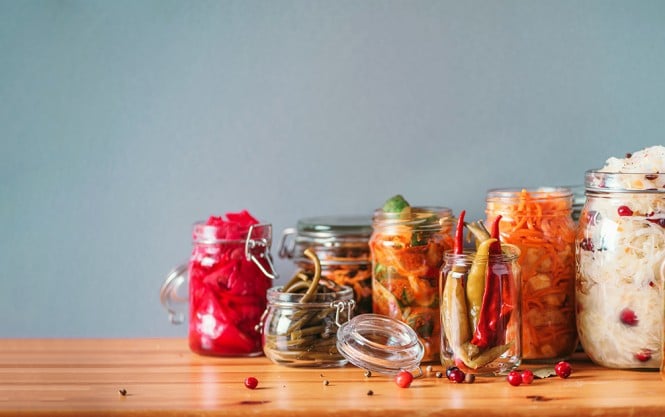 Stekleni kozarci s fermentirano hrano