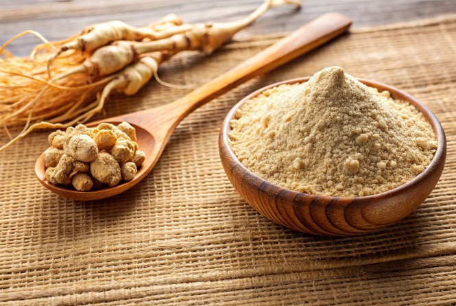 Maca v prahu v leseni posodici