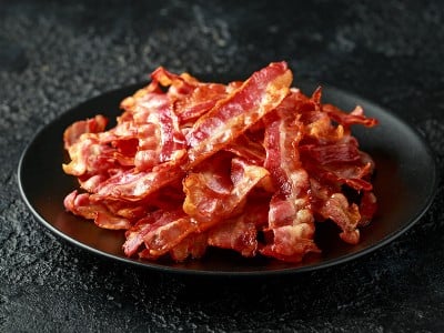 Hrustljava slanina na krožniku