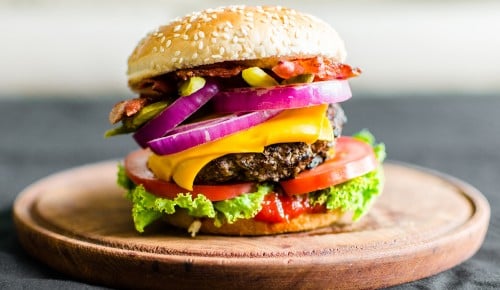 Sočen burger na leseni deski