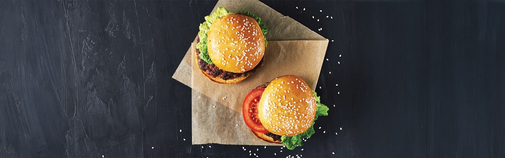 Dva domača burgerja na peki papirju