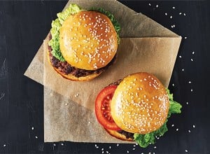 Dva domača burgerja na peki papirju