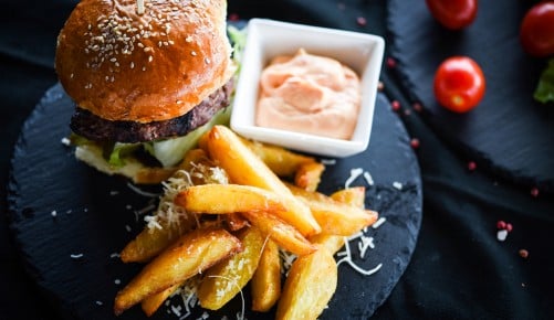 Burger z domačim krompirčkom in omako