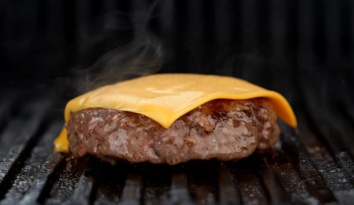 Pleskavica na žaru s cheddar sirom