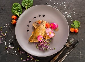 File pečenega brancina na krožniku 